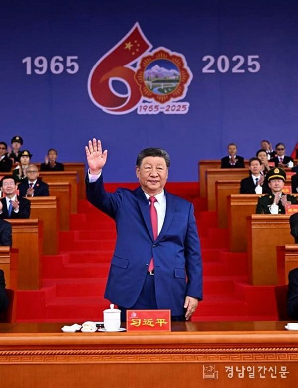 21일 시짱(西藏)자치구 설립 60주년을 성대히 경축하기 위해 각 민족 각계각층 간부와 군중 약 2만 명이 라싸(拉薩)시 포탈라궁(布達拉宮) 광장에 운집했다. 이날 시진핑(習近平) 중국공산당 중앙위원회 총서기, 국가주석, 중앙군사위원회 주석이 경축대회에 참석했다. (사진/신화통신)