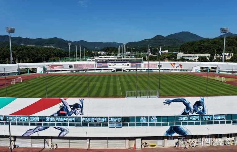 고성군 종합운동장, 생동감 넘치는 스포츠 테마 벽화로 새단장