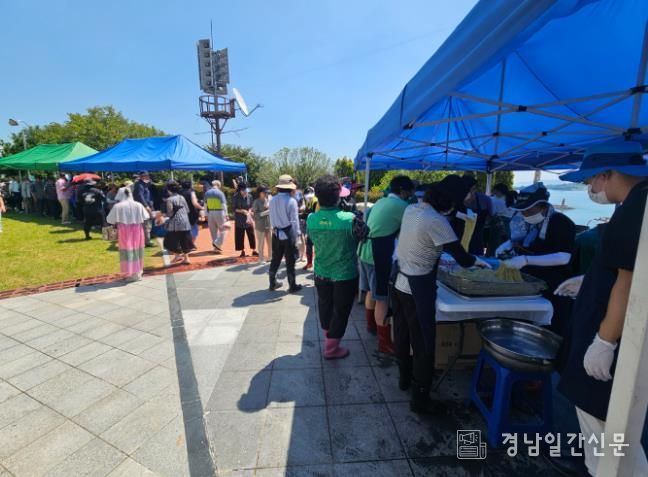 사천지역시민봉사단-짜장면 행복 나눔 봉사(8. 23. 토) (3) 배식 현장