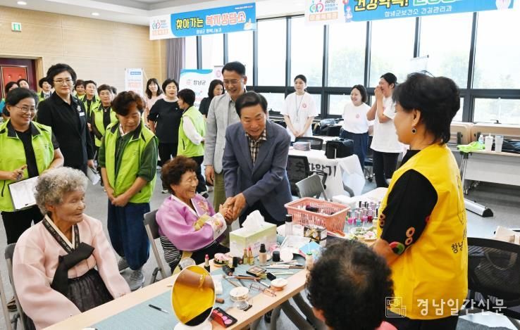 성낙인 창녕군수가 이동복지관 행사에 참여해 어르신들에게 인사를 하고 있다.