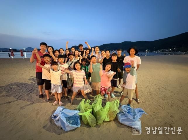 거제시가족센터‘함께 그린 가족봉사단’, 사곡해수욕장에서 환경정화 봉사활동 펼쳐