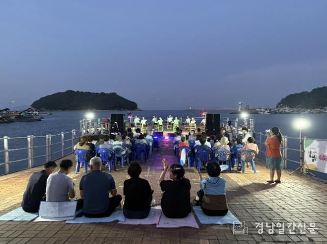 남해군 미조면 주민자치회, '해질녘 버스킹' 행사 성공적 마무리