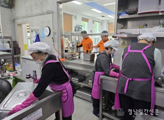 노인일자리 공익형 사업 중 소방서 급식소 운영 업무 지원 및 환경정비 활동 모습