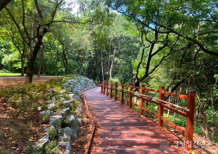 창원특례시, 용지호수공원‘무장애 도시숲길’조성 완료