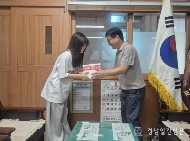 합천군 삼가중학교 운영위원회, 학생들에게 태영한우 장학품 전달