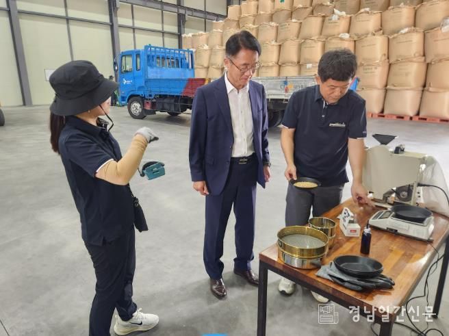 사천시농관원 백운활 경남지원장 정부양곡 공급(대여) 검사 현장 방문