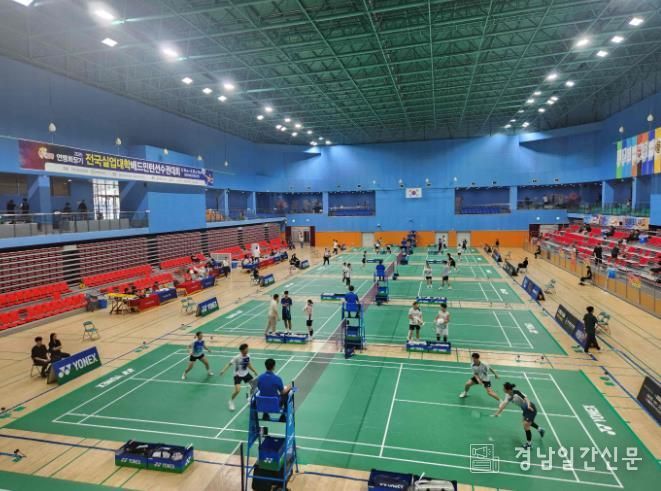 밀양시배드민턴경기장에서 열린 ‘2025 연맹회장기 전국실업대학배드민턴선수권대회’경기 장면