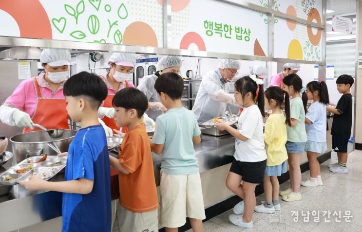 산청군, 모든 학교에 먹거리통합지원센터 식재료 공급