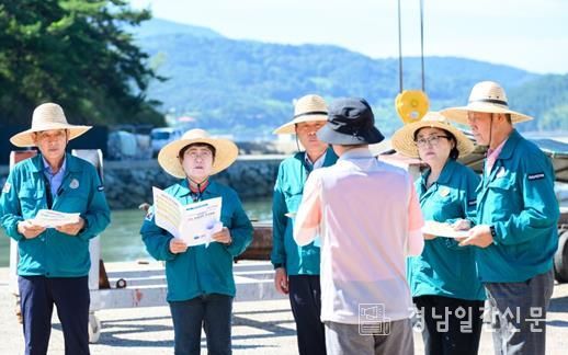 남해군의회, 적조 방제 작업 현장 방문