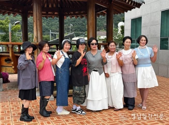 밀양시 상동면 주민들이 상동 멋쟁이 화보 촬영을 마친 뒤 단체기념 촬영을 하고 있다.