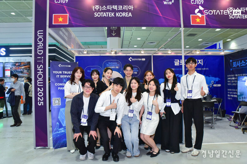 서울 역삼에 위치한 SotaTek Korea 오피스의 전문 인력 - 국내 고객사를 직접 컨설팅하고 프로젝트를 운영하는 한국인 PM, 기획자, UI/UX 디자이너 팀이다. 이들은 일반적인 오프쇼어 기업과 차별화되는 SotaTek Korea만의 강점이다.