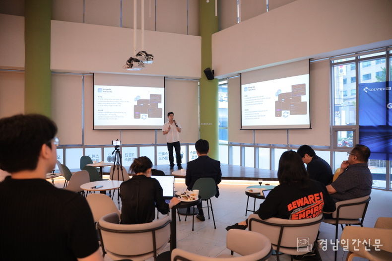 2025년 6월, 서울에서 열린 AI 기반 소프트웨어 개발 세미나에서 발표 중인 SotaTek - 이번 행사에는 국내 주요 기업 관계자 50여 명이 참석했으며, SotaTek은 AI를 활용한 비즈니스 분석 및 소프트웨어 테스트 자동화 경험을 공유했다. 이는 현재 한국 내 프로젝트에 적용 중인 SotaTek의 전략적 방향이다.