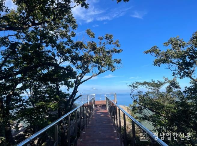 산과 바다의 만남, 내산 숲길 트레킹코스 완성 = 순천바위 전망대 사진