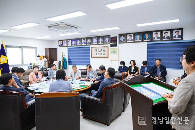 남해군의회는 3일 의장실에서 9월 정례 의원간담회를 개최했다.