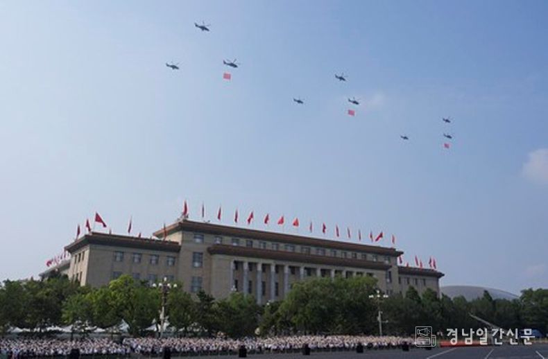 3일 국기 호위 비행편대가 천안문(天安門) 광장 상공을 통과하고 있다. (사진/신화통신)