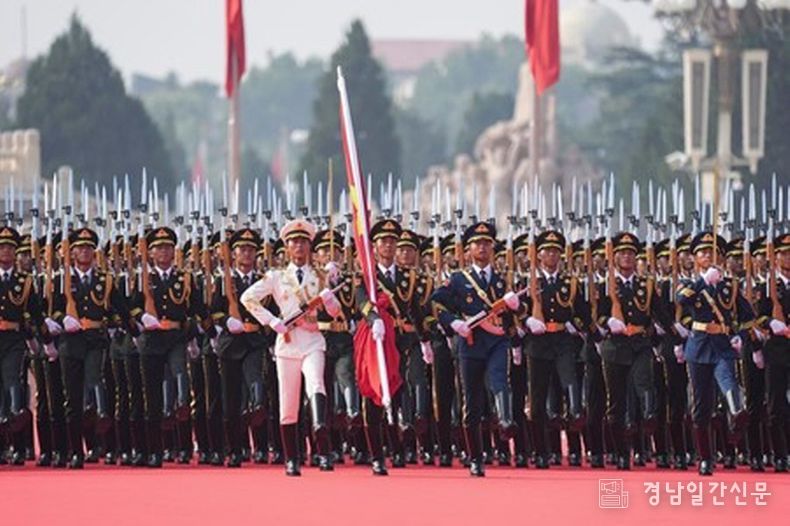 3일 '중국인민항일전쟁 및 세계반파시스트전쟁 승리 80주년' 기념대회에서 국기 호위대가 행진하고 있다. (사진/신화통신)