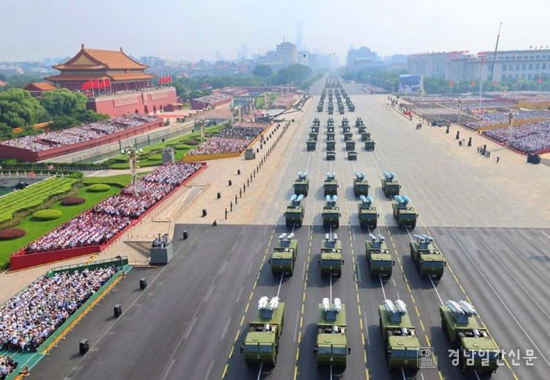 3일 검열을 받고 있는 장비 방진. (사진/신화통신)