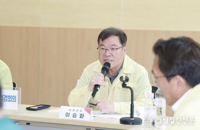 이승화 산청군수가 호우 피해 대책회의에서 발언하고 있다.