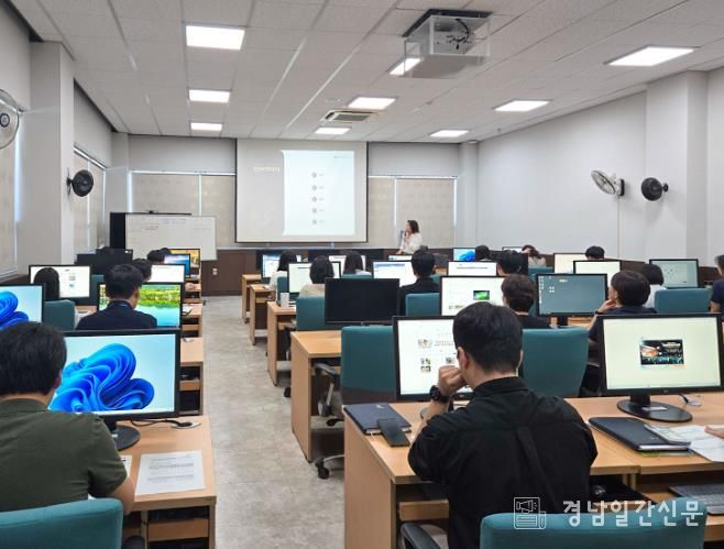 창녕군 정보화교육장에서 공무원들이 순회법제교육을 듣고 있다.