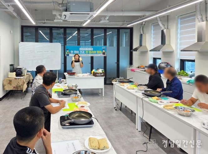요리교실을 체험하고 있는 모습