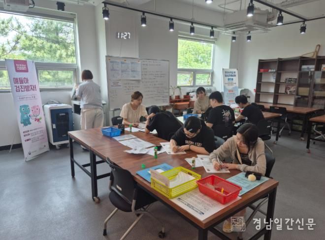 검정고시 원서접수처 운영 모습.