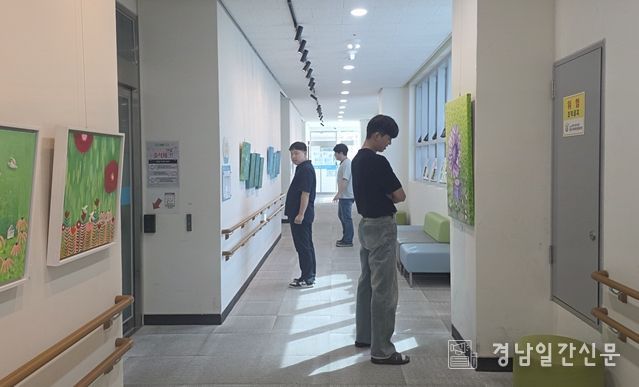 “김해시서부장애인종합복지관, 열린갤러리 '가을 작품전-홍은주・이순미・강민주 3인전' 개최”