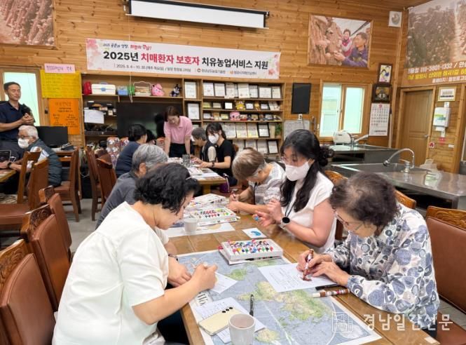 밀양시 산외면 청정표고마실 농장에서 열린 치유농업 프로그램에 참여한 치매환자 보호자들이 표고 로고 이름 붙이기 체험을 하고 있다.