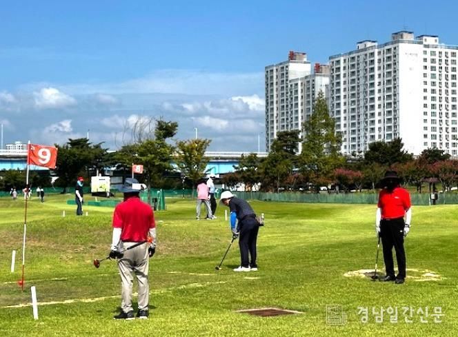 4일 밀양시 하남파크골프장에서 열린 제1회 하남읍·초동면 친선 파크골프대회 모습