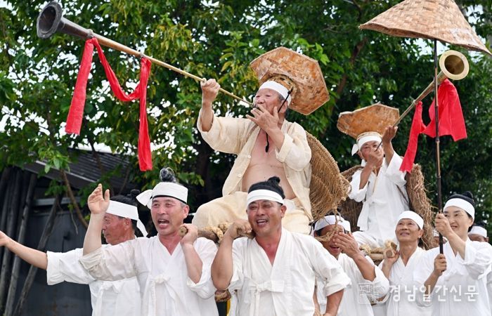 밀양백중놀이 퍼레이드 공연 중 풍물 길놀이 모습