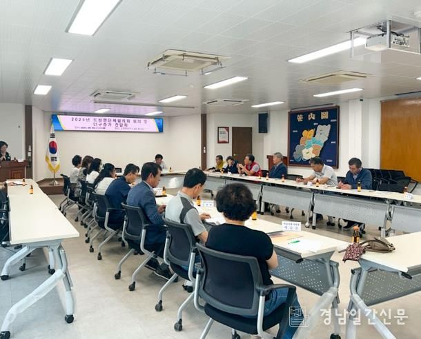 도천면사무소 회의실에서 인구증가 간담회를 진행하고 있다
