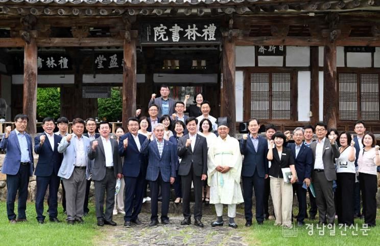 8일 밀양시 예림서원 구영당에서 9월 현장 읍면동장 회의 참석자들이 단체 기념 촬영을 하고 있다.