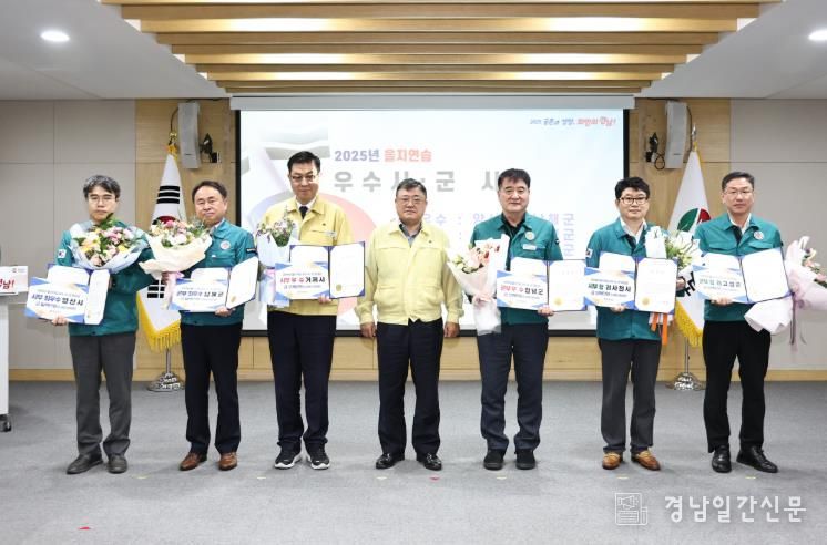 박영규 남해부군수(왼쪽에서 2번째)