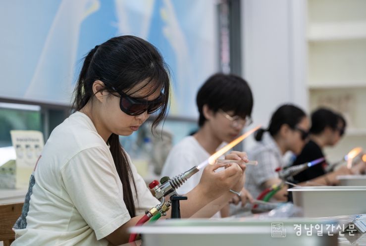 <꿈의 스튜디오> 유리공예 실습 모습