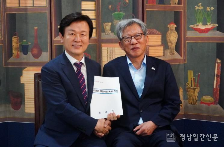 조규일 진주시장, 유홍준 국립중앙박물관장 만나