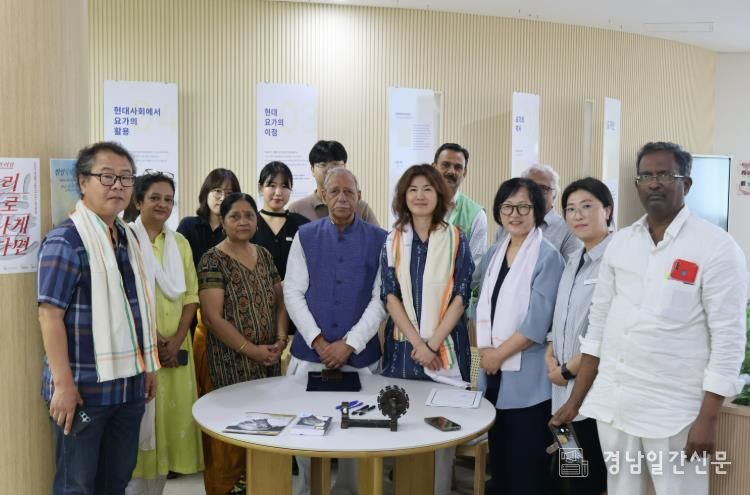 하리잔 세박상 관계자들이 밀양시 요가컬처타운을 방문해 기념 촬영을 하고 있다.