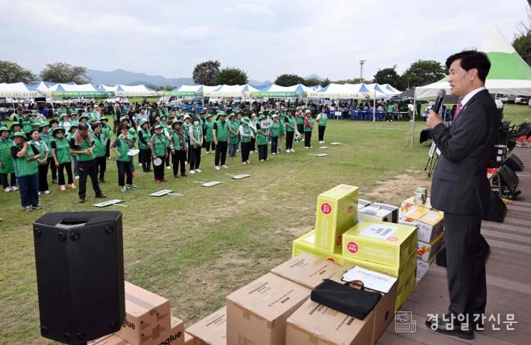 안병구 밀양시장이 12일 하남체육공원에서 열린 2025년 새마을지도자 내고장 활력화 다짐대회에서 인사말을 하고 있다.