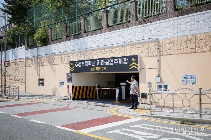 김창수 김해시의원, 원도심 주차난 해소, 학교 운동장에서 길을 엽시다