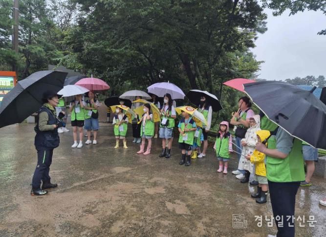 해맑은 가족자원봉사단이 밀양시 위양지 일원에서 생태해설을 들으며 현장학습을 하고 있다.