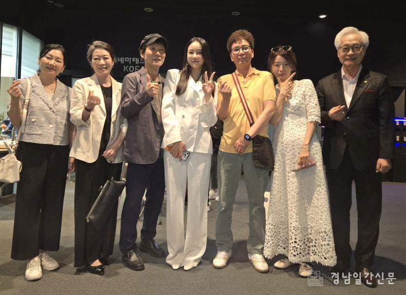 좌부터, 김명희 버우, 정미경 배우, 박진 감독, 이주연 배우, 박철현 감독, 김성희 배우, 이재창 배우