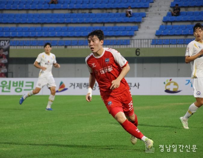 거제시민축구단, 홈에서 당진시민축구단 2-0 완승... 연승행진