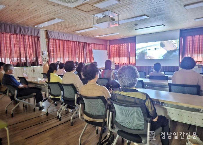 밀양시치매안심센터에서 시민들이 영화 ‘로망’을 관람하고 있다.