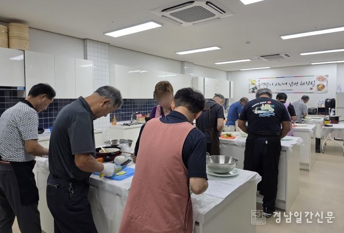 고성군가족센터, 양성평등한 한가위 문화 확산을 위한 '추석맞이 시니어 남성 요리교실'운영