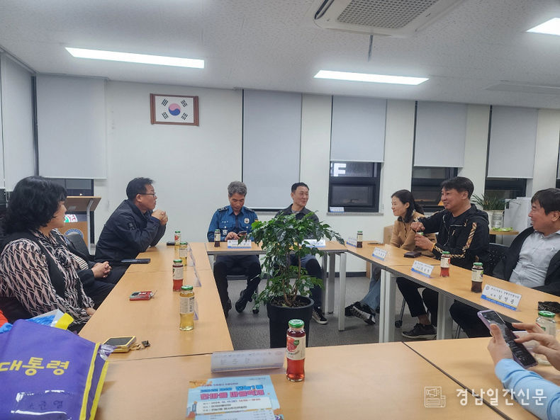 전농1동 파출소 김동인 소장과 안창호 생활안전 협의회 회장 회의 모습 – 이미지제공 분양7번가