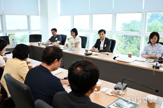 - 안병구 밀양시장이 16일 부북면 나노융합센터에서 공인중개사들과 함께 안병구의 소통하기 좋은 날 만남을 진행하고 있다.