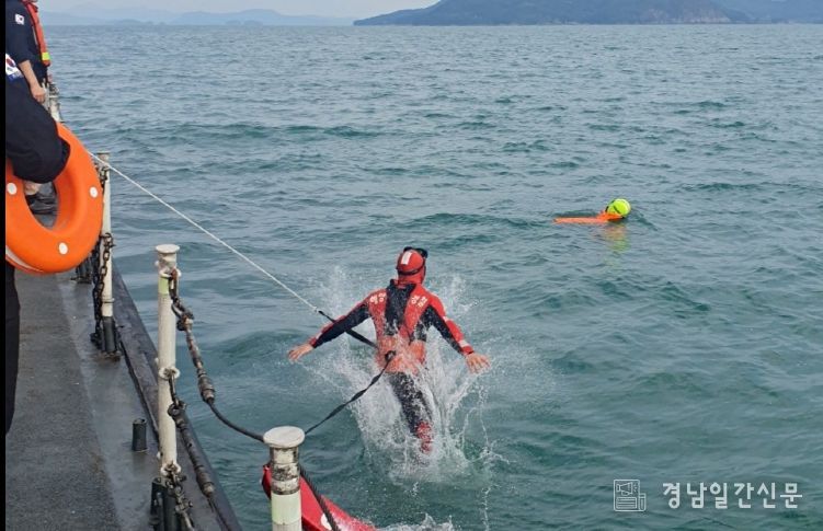 사천해경 512함이 하반기 해상종합훈련에 임하는 모습