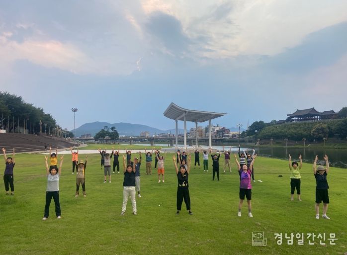상반기 밀양강변 영남루 달빛요가에 참여한 시민들이 요가 동작을 하고 있다.