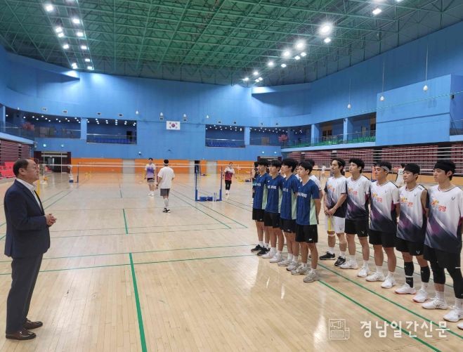 민경갑 밀양시체육회장(왼쪽)이 18일 밀양시배드민턴경기장에서 제106회 전국체육대회에 경남 대표로 참가하는 선수들을 격려하고 있다.