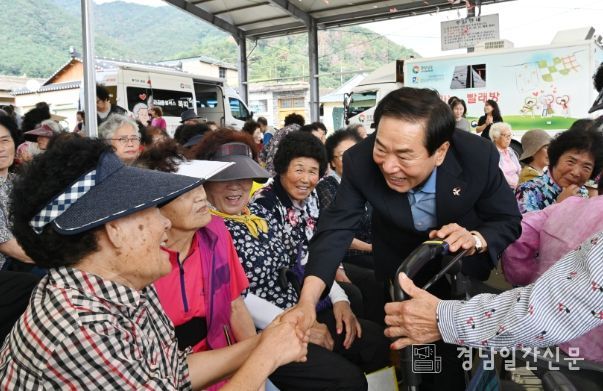 영산면에서 운영된 통합돌봄버스와 일일찻집 현장