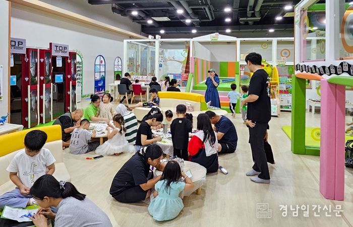 창녕군 아이행복키움터에서 멸종위기 동물 디폼블록 만들기 체험을 하고 있다.