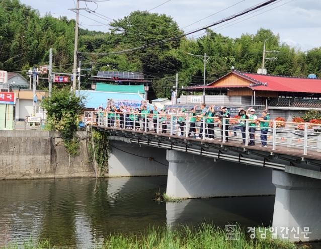 사천시새마을회'EM흙공 던지기와 대한민국 새단장 운동' 전개